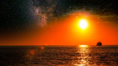 Günbatımında okyanus arka planında galaksi ve yıldızlar alacakaranlıkta, 4k akşam gökyüzü duvar kağıdı masaüstü arkaplanı için