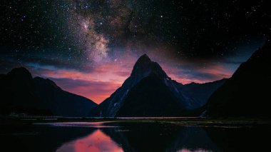 Dağ Gölü yansıması galaksi ve yıldızlı gece Alacakaranlık, huzurlu göl manzarası masaüstü arka planı