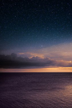 Yavaş yavaş gün batımı gökyüzü ve yıldızlı gece, akşam denizi aşar, huzurlu okyanus ve kozmik manzara telefon arkaplanı