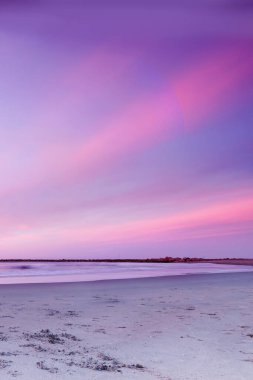 Sahilde pembe gradyan günbatımı, telefon arkaplanı için deniz manzarası