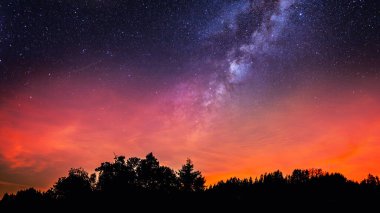 Günbatımı gradyan gökyüzü ve galaksi gece bir orman tepe örtüsü üzerinde, masaüstü duvar kağıtları için sakin uzay manzarası