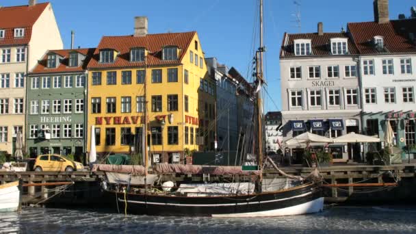 Beautiful winter view of Nyhavn canal — Stock video