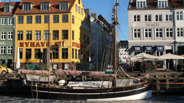 Veleiro clássico em um canal Nyhavn congelado — Vídeo de Stock
