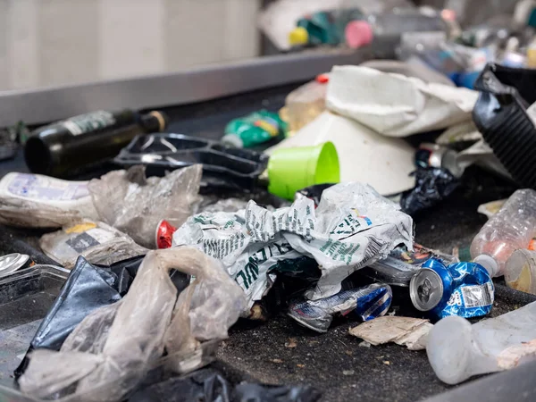 Bir atık yönetim tesisinde taşıma bandındaki plastik atık