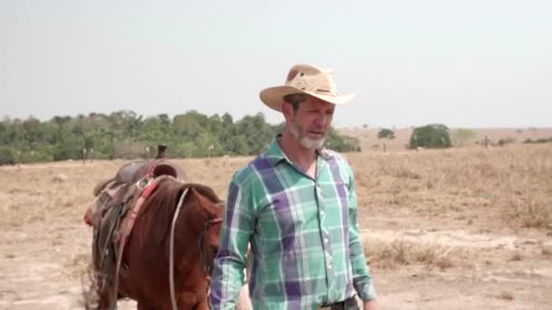 Nahaufnahme Mit Cowboy Der Mit Seinem Pferd Geht — Stockvideo