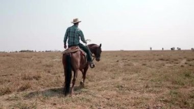 Kovboy daire çiziyor