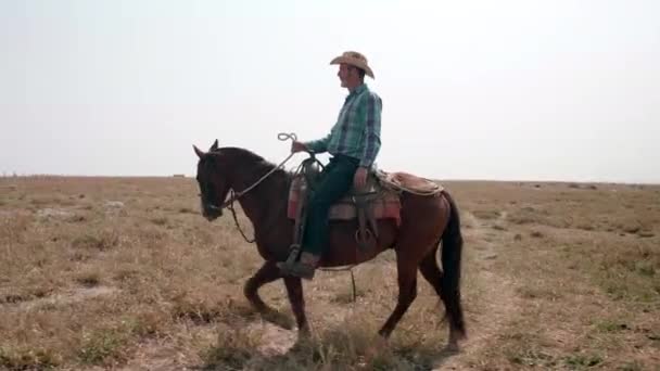 Vaquero Montando Con Cámara Siguiendo Desde Lado — Vídeos de Stock