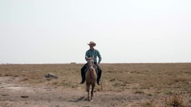 Amplio Tiro Vaquero Cabalgando Pradera — Vídeo de stock