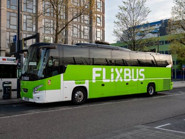 Rotterdam, Hollanda 04.1.4.4.2025 Flixbus Rotterdam otobüs terminali, uluslararası seyahat bağlantısı