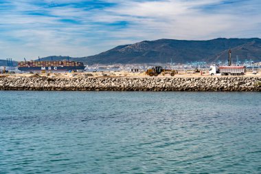11 Kasım 2025, Algeciras, İspanya: İspanya 'nın Algeciras limanındaki liman ve iskele inşaatının geniş görünümü, Akdeniz kıyı şeridi boyunca deniz altyapısının gelişimini gösteriyor