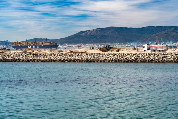 11 Kasım 2025, Algeciras, İspanya: İspanya 'nın Algeciras limanındaki liman ve iskele inşaatının geniş görünümü, Akdeniz kıyı şeridi boyunca deniz altyapısının gelişimini gösteriyor