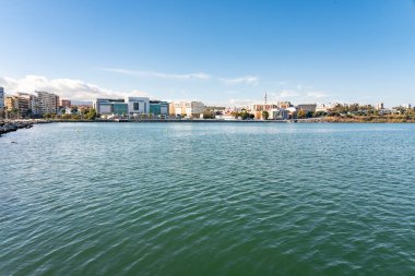 11 Kasım 2025, Algeciras İspanya: İspanya 'nın Algeciras kentindeki limandan görülen Paseo Juan Perez Arriete' nin geniş görünümü, Akdeniz kıyı şeridi boyunca uzanan ön planda su.