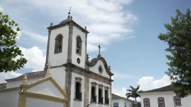 Igreja de Santa Rita 'yı ve Brezilya' nın tarihi Paraty kasabasındaki çevresini gösteren geniş bir alan..