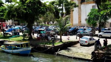 Paraty, Brezilya 18 Ocak 2025. Nehir kıyısında, nehir kenarında, Rio Pereque Acu nehrinde yüzen teknelerle vakit geçiren insanları gösteren bir çekim..