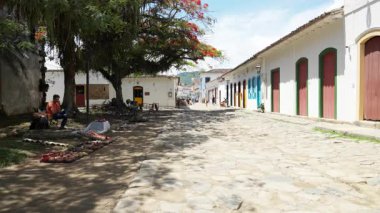 Paraty, Brezilya 18 Ocak 2025. Paratys 'in sinematik Pan' ı tarihi bir merkezde yerel bir satıcıyı ve yayaları yakalıyor. Seyahat ve kültür projeleri için ideal