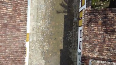 Paraty 'deki sel basmış sokaklardan birinin üstünden aşağı doğru. Sömürge zamanlarında kasabayı temizlemek için tasarlanmış. Su baskını, dolunay ve dolunay sırasında meydana gelir ve tarihi benzersiz görüntülerle harmanlar.