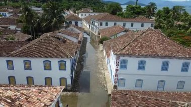 Paratys Koloni tarzı evler arasındaki tipik su basmış sokak manzarası, eski günlerde kasabayı temizlemek için yapılmıştı. Su baskını dolunay sırasında meydana gelir ve tarihi benzersiz görüntülerle harmanlar.