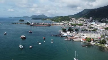 Angra Dos Reis, Brezilya, 13 Ocak 2025: Angra dos Reis liman bölgesinin havadan çekilmiş görüntüleri, çevre dağları ve şehrin arkasındaki Atlantik Ormanı