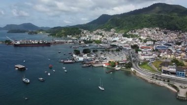 Angra Dos Reis, Brezilya, 13 Ocak 2025: Angra dos Reis 'teki işlek liman bölgesinin, kıyı boyunca ve şehrin arkasında demirlemiş tekneleri ve etrafındaki dağları gösteren insansız hava aracı görüntüleri
