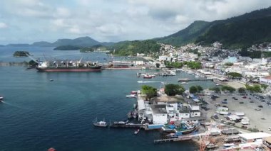 Angra Dos Reis, Brezilya, 13 Ocak 2025: Angra dos Reis 'teki titreşimli liman bölgesinin havadan çekilmiş görüntüleri, çevresindeki dağlarla birlikte kıyı boyunca ve şehrin arkasında Atlantik Ormanı bulunuyor.