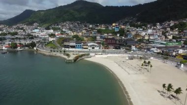 Angra Dos Reis, Brezilya, 13 Ocak 2025: Angra dos Reis 'in kıyı boyunca uzanan dağları ve Atlantik Ormanı ile liman bölgesini gösteren bir sahil boyunca havadan çekim