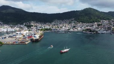 Angra Dos Reis, Brezilya, 13 Ocak 2025: Angra dos Reis 'in, liman bölgesinin ve Atlantik Ormanı' nın arkasındaki dağların çevresindeki karakteristik dağların daire çizimi