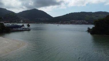 Brezilya 'daki Angra dos Reis Körfezi' nin hava görüntüleri. Beyaz kumsallı, sağda küçük bir ada ve solda bazı kıyı tesisleri var.