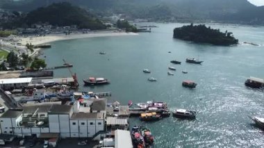 Limanın bir kısmının ve Baia da Ilha körfezinin insansız hava aracı çekimi, Ilha do Coqueiro adası, demirlemiş tekneler, ve Brezilya 'nın Angra dos Reis kentindeki yağmur ormanlarıyla kaplı dağlar..