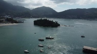 Baia da Ilha Gran Körfezi 'nin havadan çekilmiş görüntüleri, Ilha do Coqueiro adası, demirlemiş tekneler ve Brezilya' nın Angra dos Reis kentindeki yağmur ormanlarıyla kaplı dağlar..