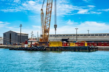 Angra dos Reis, Brezilya 14 Ocak 2026: Brezilya 'nın Angra dos Reis kentindeki konteyner terminalinde bulunan Sarı Turna ve renkli konteynırlar