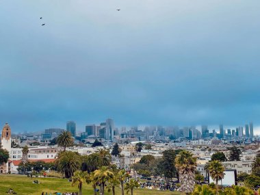 San Francisco şehir merkezi yoğun bulutlarla kaplı, Mission Park manzaralı.