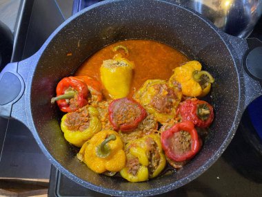 Ev yapımı dolma dolma dolma dolma biber ve sos.