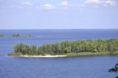 Nehir ve ormanlı güzel bir manzara.