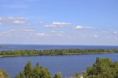 Volga Nehri 'nden yazın Volga Gölü manzarası