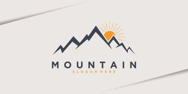 Yükselen güneş ışınlarıyla dağ tepesi logosu tasarımı