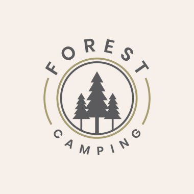 Orman kamp amblemi ve çam ağaçları.