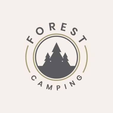 Çam ağaçlı orman kampı logosu