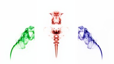 Dönen yeşil, kırmızı ve mor duman el değmemiş beyaz bir zemin üzerinde soyut şekiller oluşturarak dinamik ve canlı bir görsel deneyim yaratıyor.