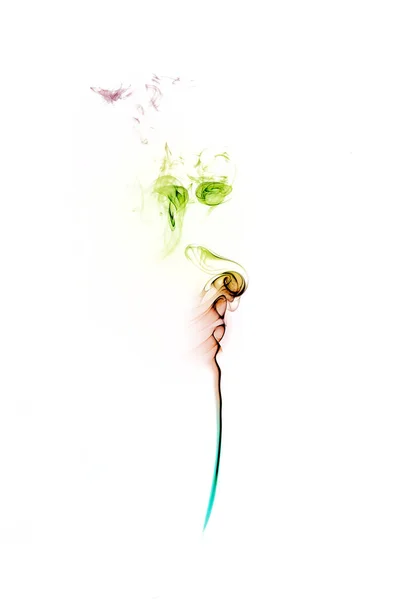 Renkli duman, beyaz bir arkaplan karşısında soyut şekiller oluşturarak görsel ve sanatsal bir görüntü oluşturur.