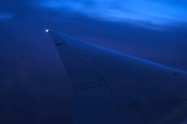 Akşamları yolcu kabininden kalkan uçak kanadı