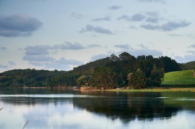 Görkemli şelale, Mevsim nehrinin kaynağı, nefes kesen kolado del ason doğal parkında kayalık bir uçurumdan yuvarlanıyor, Cantabria, İspanya