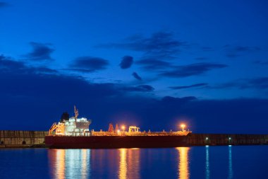 Kargo gemisi gece Bilbao Limanı 'na demir attı, Biscay, Bask Ülkesi, Euskadi, İspanya, Avrupa