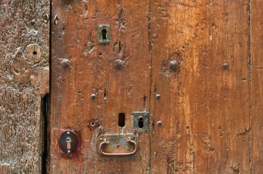 Eski demir perçinli ahşap antik kapının ayrıntıları