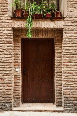 Eski demir perçinli ahşap antik kapının ayrıntıları