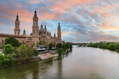 Nuestra Bazilikası Senora del Pilar Ebro nehri üzerindeki Puente de Piedra köprüsünden görüldü. Aragn, İspanya