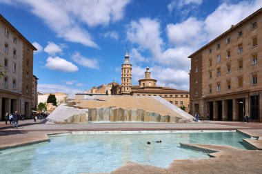Plaza del Pilar Zaragoza, Aragon, İspanya, Avrupa 'daki çeşmenin manzarası.