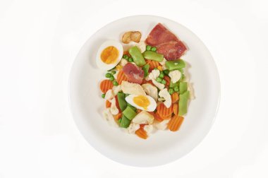 İspanyol mutfağı haşlanmış yumurta ve jambon ile karışık sebzeler (Menestra de Verduras)