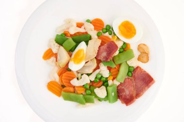 İspanyol mutfağı haşlanmış yumurta ve jambon ile karışık sebzeler (Menestra de Verduras)