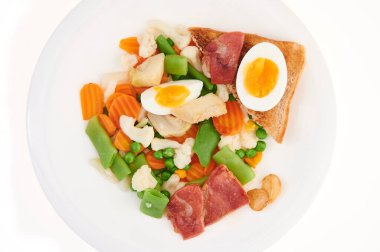 İspanyol mutfağı haşlanmış yumurta ve jambon ile karışık sebzeler (Menestra de Verduras)