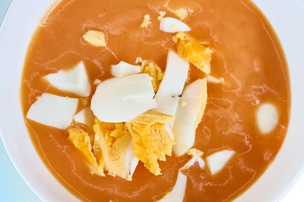 Bir kase ferahlatıcı salmorejo yakın çekim, üzerinde haşlanmış yumurta bulunan geleneksel İspanyol soğuk çorbası.